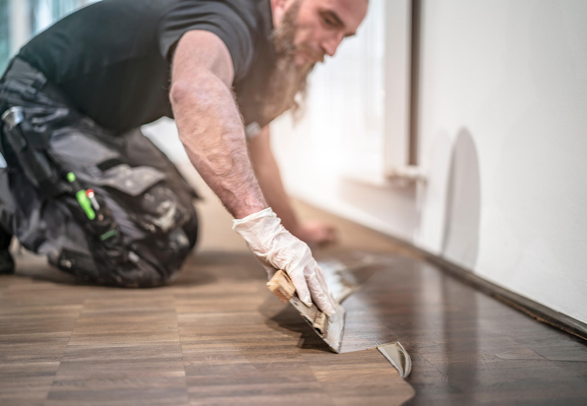 Erfolgreiche Reinigung und Renovierung von strukturierten Holzfußböden Erfolgreiche Reinigung und Renovierung von strukturierten Holzfußböden