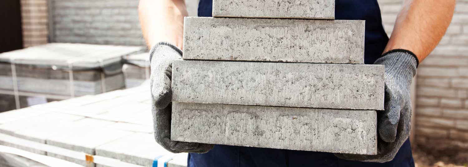 Tipps für das richtige Heben und Tragen von schweren Lasten